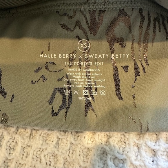 NWOT Halle Berry X Sweaty Betty Athena XS super soft bra green foil print - Picture 10 of 10